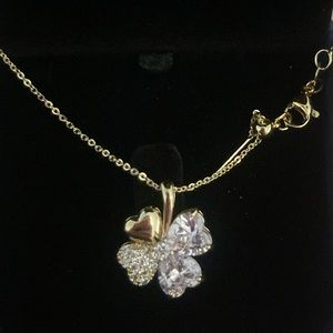 Clover crystal necklace